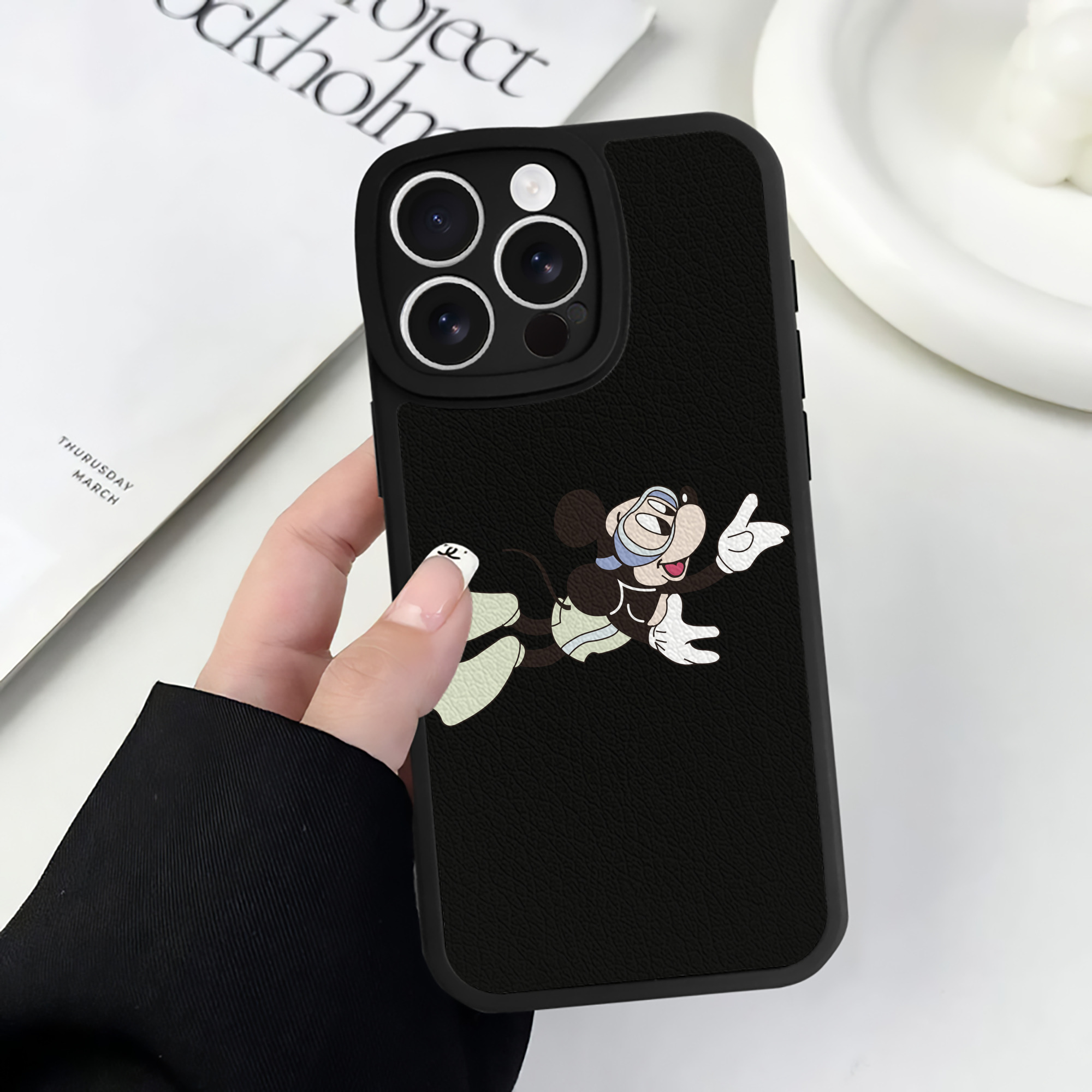（画像用） ミッキーマウス Mickey Mouse 【iPhone 16シリーズ対応】シリコンスマホケース（レザー調） 材質：シリコン